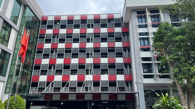 Nhà xe 6 tầng hiện đại miễn phí cho sinh viên, mỗi năm khoảng 4 tỉ đồng