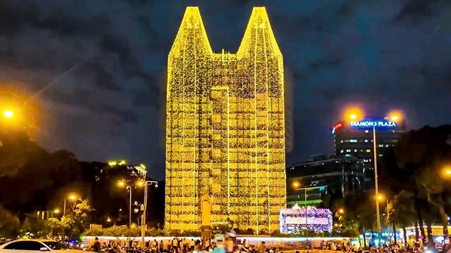 Ngắm nhà thờ Đức Bà Sài Gòn 'khoác áo mới' sáng rực rỡ mùa Giáng sinh