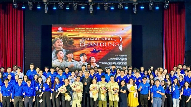 Hơn 600 sinh viên giao lưu cùng tác giả và thưởng thức tác phẩm Học tập và làm theo Bác