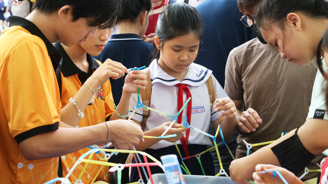 Học sinh tham gia trò chơi sáng tạo mô hình bằng ống hút