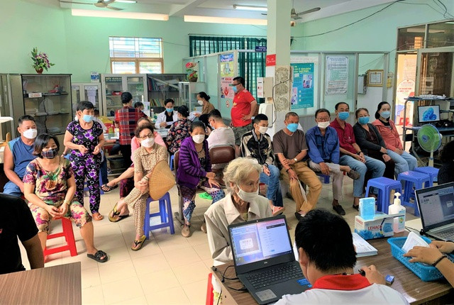 Người cao tuổi tại TP HCM thăm khám sức khoẻ miễn phí tại trạm y tế