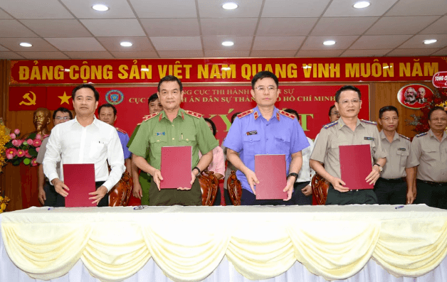 Các bên kí kết quy chế phối hợp liên ngành trong công tác THADS tại TP.HCM. Ảnh: HOÀNG GIANG