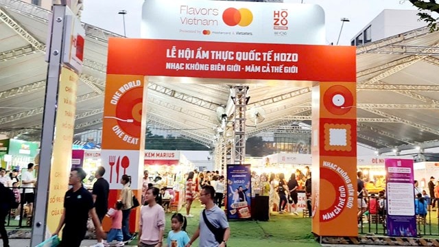 Đông nghẹt khách đến Lễ hội âm nhạc ẩm thực quốc tế ở TP HCM