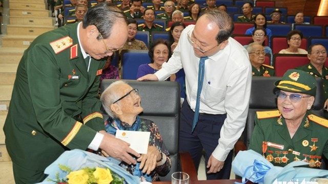 Lãnh đạo TP.HCM gặp mặt cán bộ cấp cao quân đội nghỉ hưu