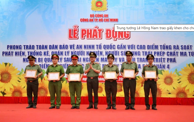 Trung tướng Lê Hồng Nam trao giấy khen cho cho các cá nhân có thành tích xuất sắc