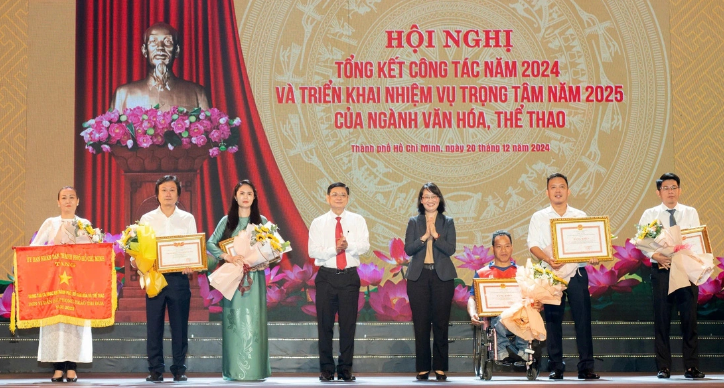 Lãnh đạo TP.HCM tặng bằng khen cho các cá nhân tích cực đóng góp và có thành tích trong năm 2024. 