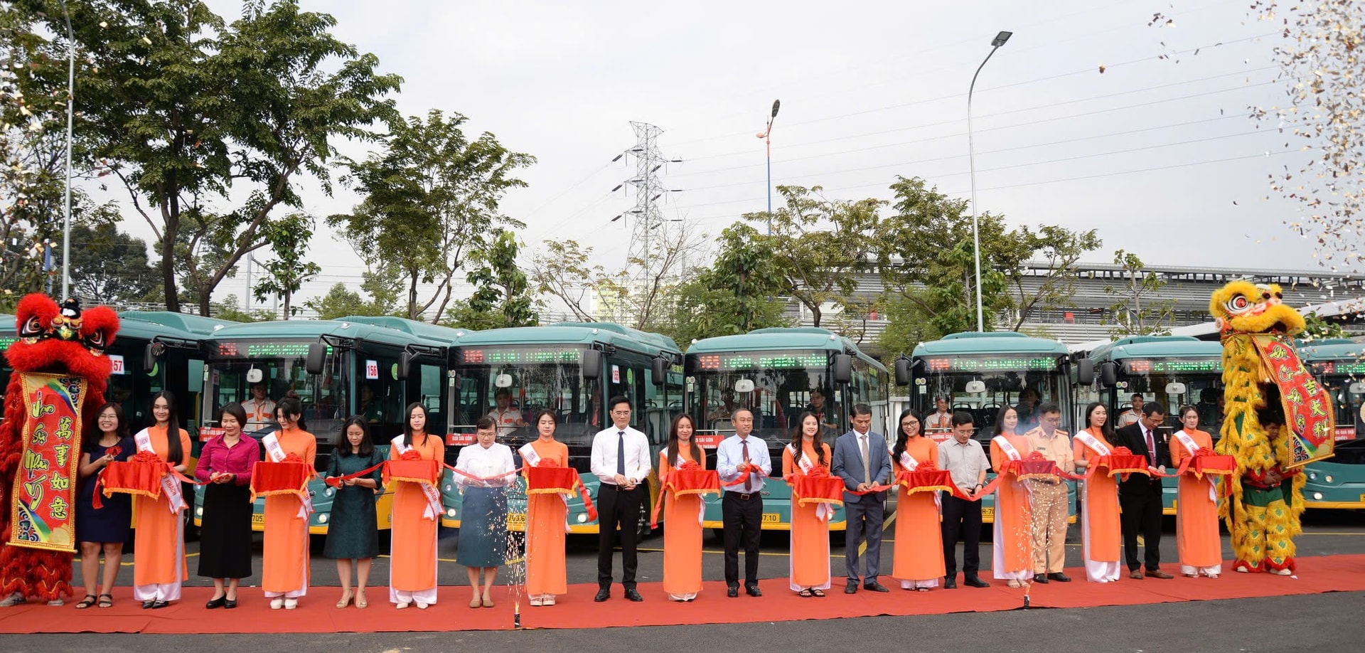 Các đại biểu cắt băng khai trương 17 tuyến xe buýt điện kết nối metro số 1. Ảnh: Hà Khánh