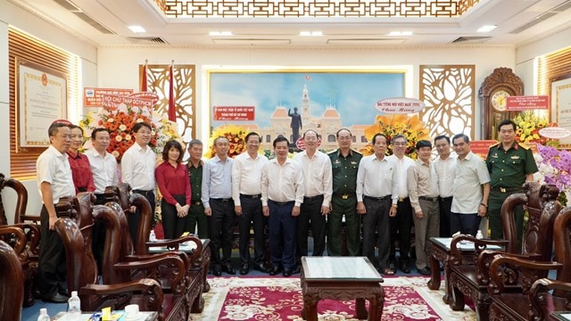 Đoàn đại biểu Thành ủy, UBND, HĐND, MTTQ TP.HCM thăm, chúc mừng Bộ Tư lệnh Thành phố