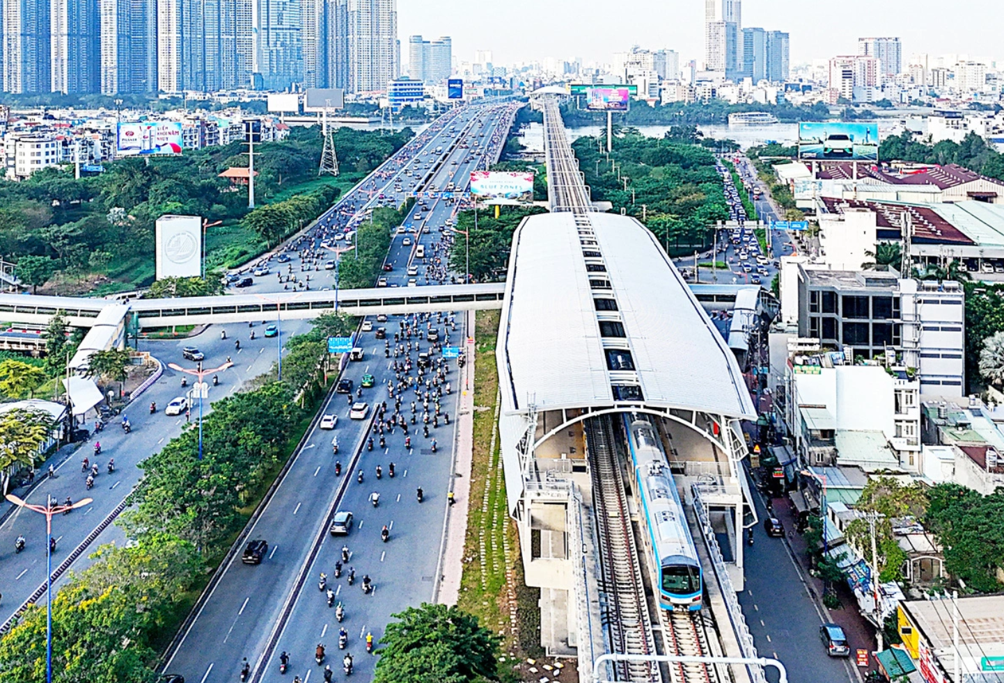 Sáng nay (22-12) các nhà ga thuộc tuyến metro số 1 Bến Thành - Suối Tiên bắt đầu đón khách - Ảnh: C.TUẤN