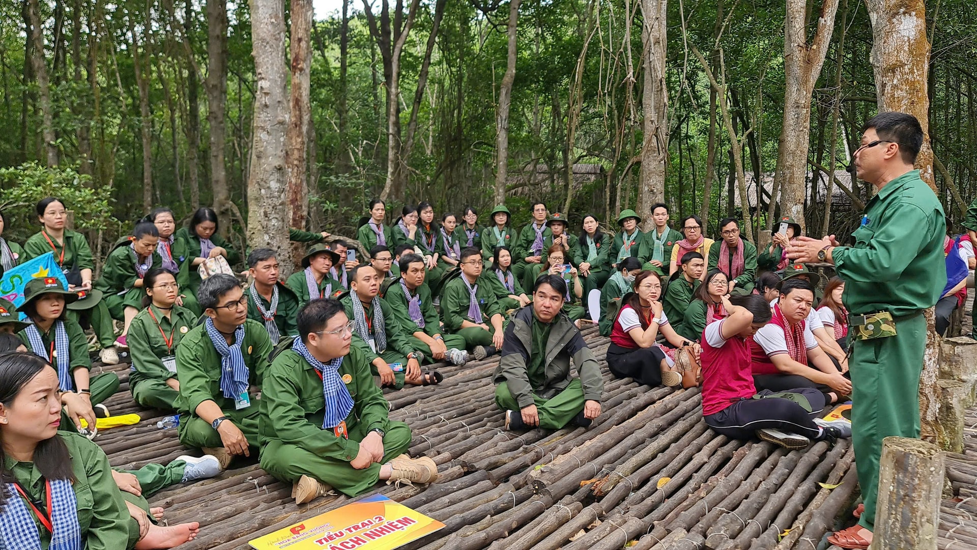 Các trại sinh nghe thuyết minh các trận đánh hào hùng của chiến sĩ Đặc công Rừng Sác