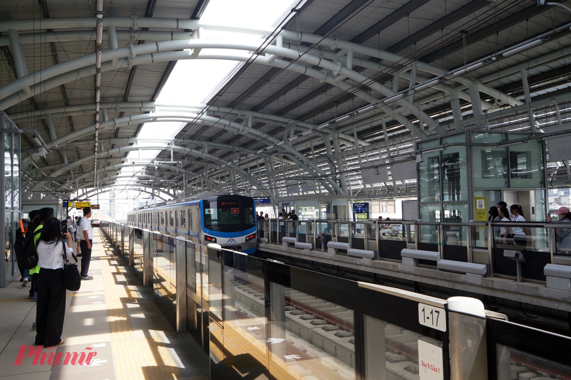 Người dân đi lại bằng tàu Metro số 1 - Ảnh: Vũ Quyền