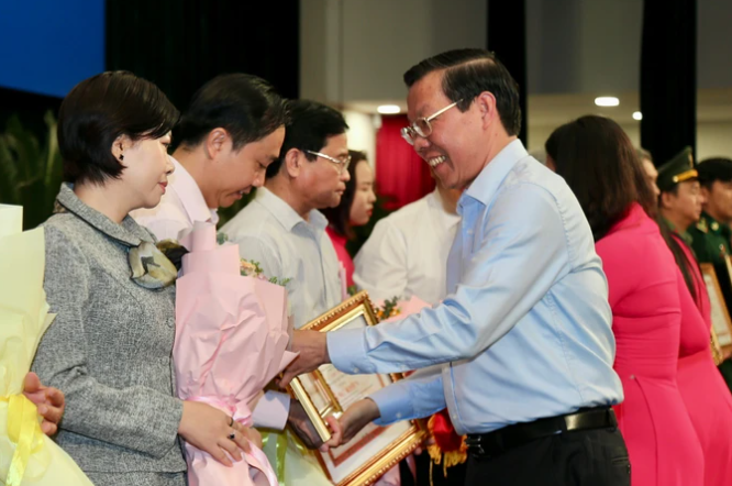 Đồng chí Phan Văn Mãi, Ủy viên Trung ương Đảng, Phó Bí thư Thành ủy, Chủ tịch UBND TPHCM trao bằng khen cho các cá nhân, tập thể có thành tích xuất sắc trong thực hiện Nghị quyết số 33-NQ/TW và Chương trình hành động số 45-CTrHĐ/TU ngày 21- 6- 2015 của Ban Thường vụ Thành ủy. Ảnh: DŨNG PHƯƠNG