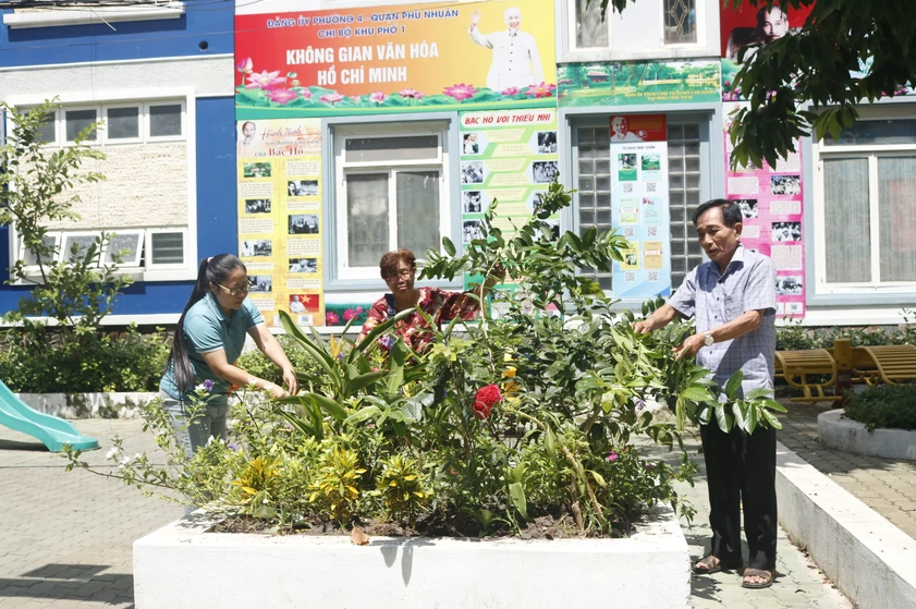 Khu vui chơi thể thao được Chi bộ khu phố 1 (phường 4, quận Phú Nhuận) vận động và xây dựng từ bãi đất bỏ hoang giờ trở thành điểm sinh hoạt chung của cả khu phố. Ảnh: HỒNG THẮM