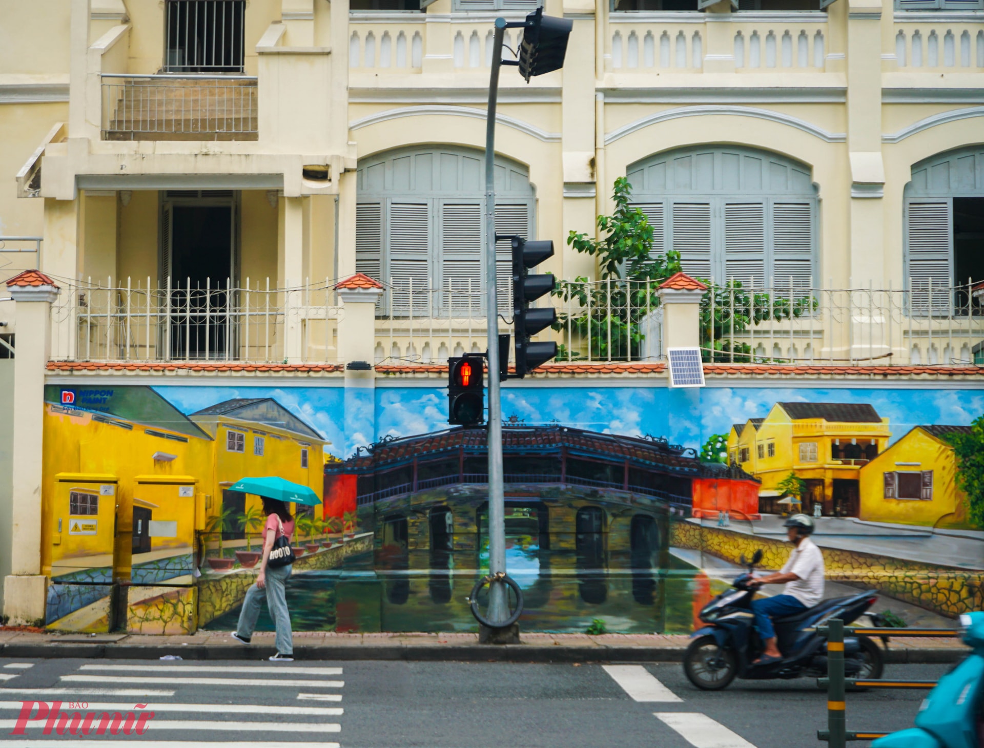 “Việt Nam tươi đẹp” là công trình bích họa được nhiều người biết đến tại TPHCM. Công trình do Công ty TNHH Nippon Paint phối hợp cùng Đoàn Thanh niên Công an TP.HCM thực hiện với nhiều tâm huyết vì một thành phố xanh - sạch - đẹp dành tặng nhân dân thành phố. - Ảnh: T.Hương