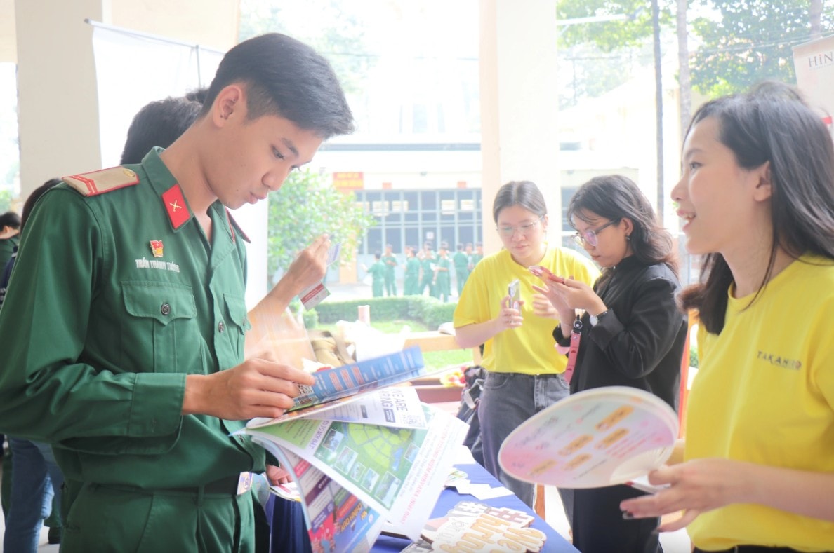 Ngày hội là cơ hội tốt để các quân nhân sắp xuất ngũ định hướng được nghề nghiệp tương lai. ẢNH: THÚY LIỄU