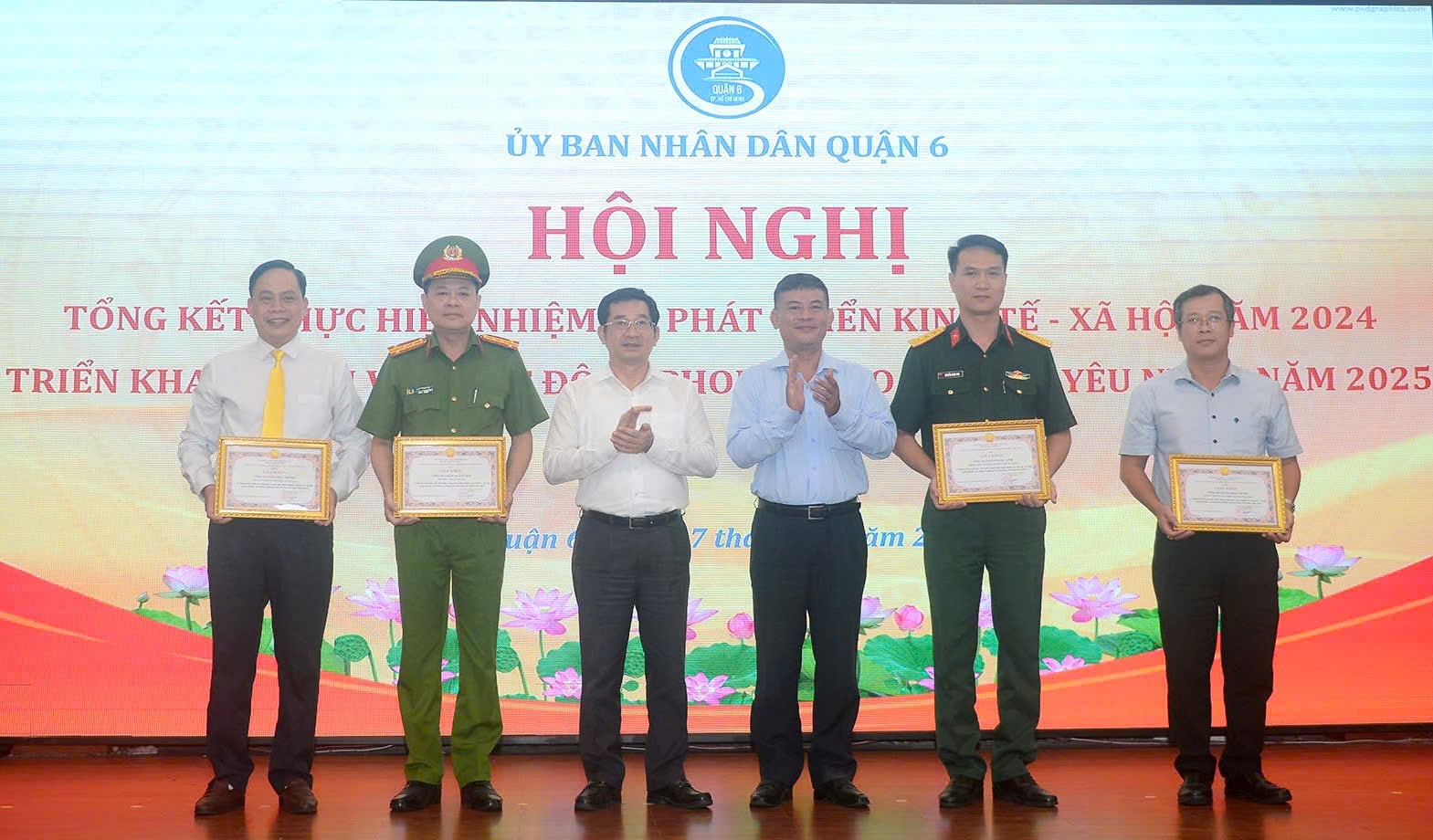 Phó Chủ tịch Thường trực UBND TPHCM Dương Ngọc Hải cùng lãnh đạo quận 6 trao tặng bằng khen các cá nhân, tập thể có thành tích xuất sắc