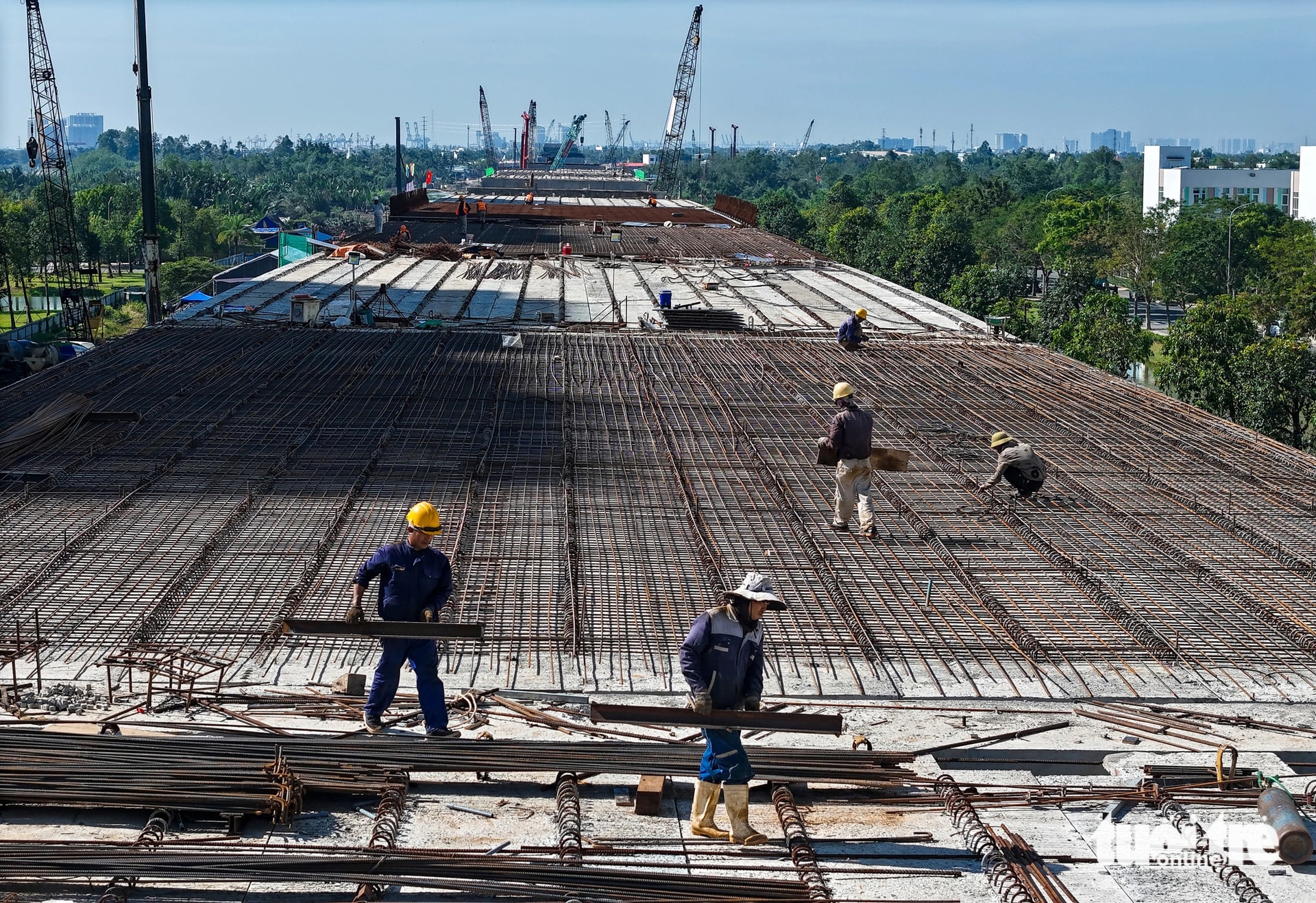 Không khí nhộn nhịp trên công trường dự án vành đai 3 TP.HCM (đoạn qua TP Thủ Đức) sáng 29-12 - Ảnh: CHÂU TUẤN  