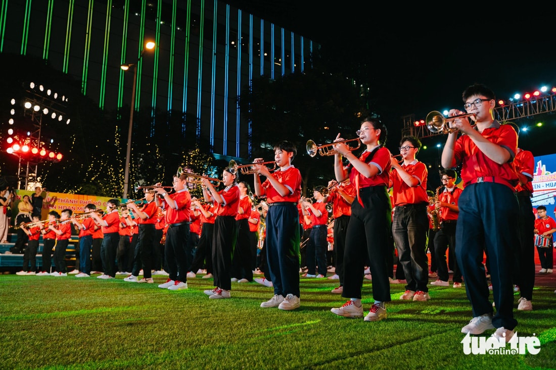 Hơn 100 bạn thiếu nhi tham gia biểu diễn tiết mục nhạc kèn nói về TP.HCM - Ảnh: THANH HIỆP