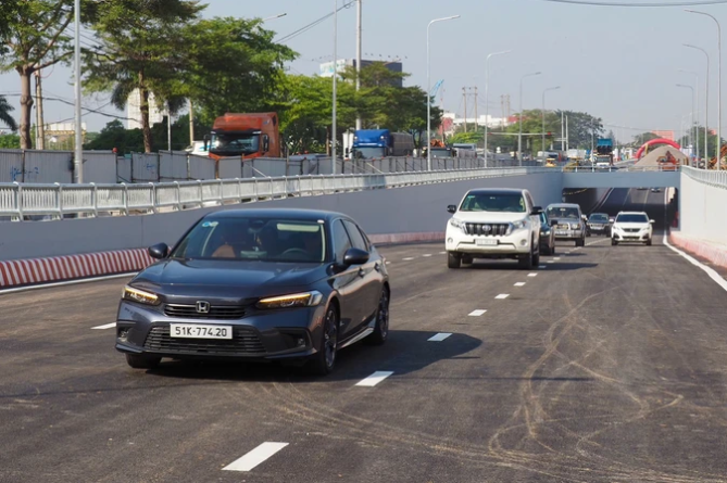 Phương tiện di chuyển qua hầm chui nút giao Nguyễn Văn Linh - Nguyễn Hữu Thọ. Ảnh: HOÀNG HÙNG