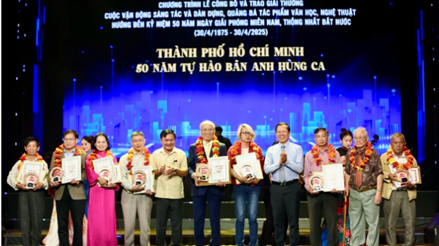 Trao giải cuộc vận động sáng tác “Thành phố Hồ Chí Minh - 50 năm tự hào bản anh hùng ca”