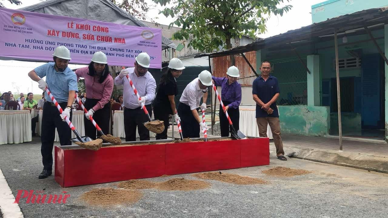 Lãnh đạo Ủy ban MTTQ Việt Nam TPHCM và chính quyền huyện Cần Giờ cùng các đơn vị tài trợ xúc cát khởi công sửa chữa nhà ông Nguyễn Văn Dung, Khu phố Giồng Ao, thị trấn Cần Thạnh - Ảnh: Quốc Ngọc