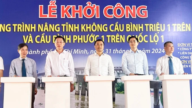 Phó Chủ tịch UBND TPHCM Bùi Xuân Cường nhấn nút khởi công xây dựng dự án. Ảnh: QUỐC HÙNG