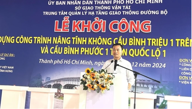 Phó Chủ tịch UBND TPHCM Bùi Xuân Cường yêu cầu chủ đầu tư và các đơn vị thi công giám sát đảm bảo chất lượng công trình và an toàn trong thi công. Ảnh: QUỐC HÙNG