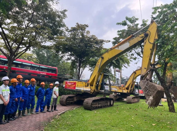 Chủ đầu tư triển khai thi công ngay sau khi nhấn nút khởi công. Ảnh: QUỐC HÙNG