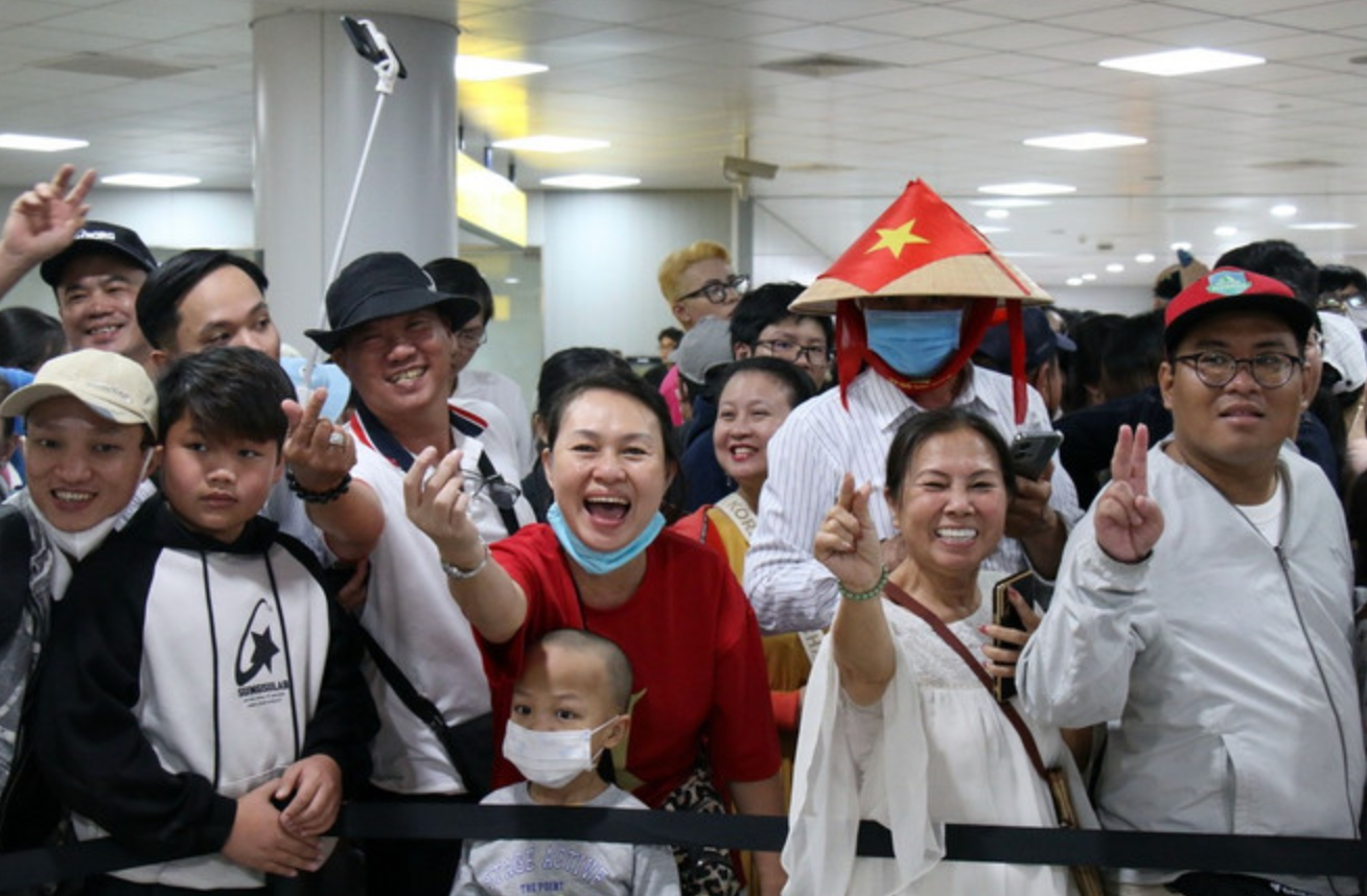 Người dân và du khách hào hứng chờ tới lượt lên tàu metro Bến Thành-Suối Tiên. (Ảnh: Tiến Lực/TTXVN)