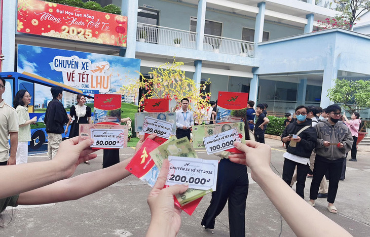 Sinh viên được “lì xì” trong chương trình chuyến xe về Tết “0 đồng” của Trường ĐH Lạc Hồng năm 2025 - Ảnh: LHU