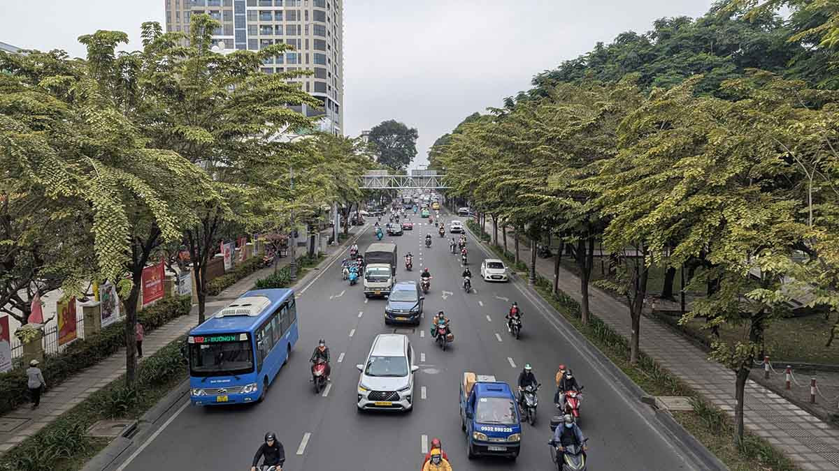 Các tuyến đường Hoàng Văn Thụ, Trường Sơn thuộc lối ra vào khu vực cửa ngõ Sân bay Tân Sơn Nhất khá vắng vẻ, không còn cảnh kẹt xe, chen chúc như ngày thường.