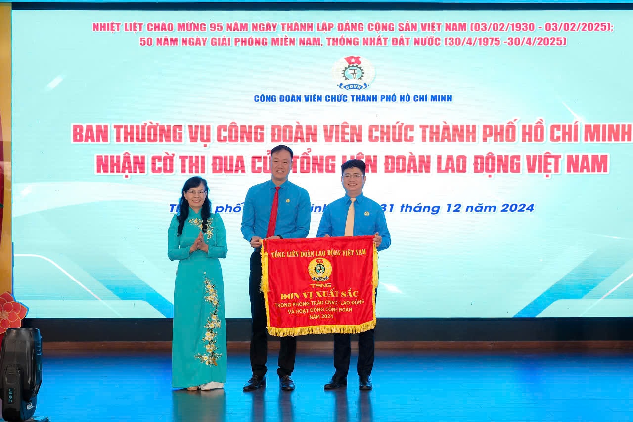 Công đoàn Viên chức TP. HCM vinh dự nhận Cờ thi đua của Tổng Liên đoàn Lao động Việt Nam.