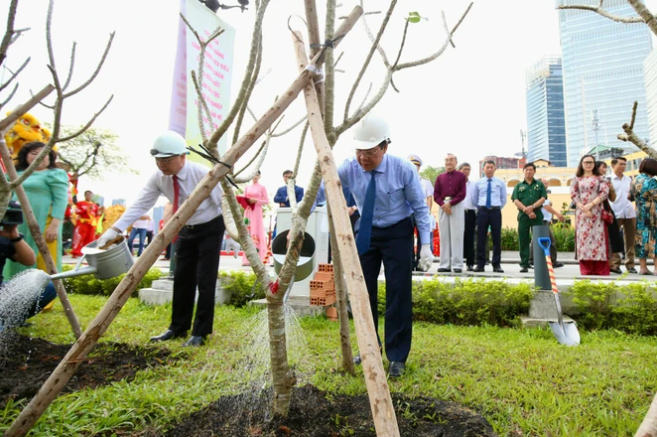 Các đồng chí lãnh đạo, đại biểu trồng cây trong khuôn viên bảo tàng. Ảnh: DŨNG PHƯƠNG