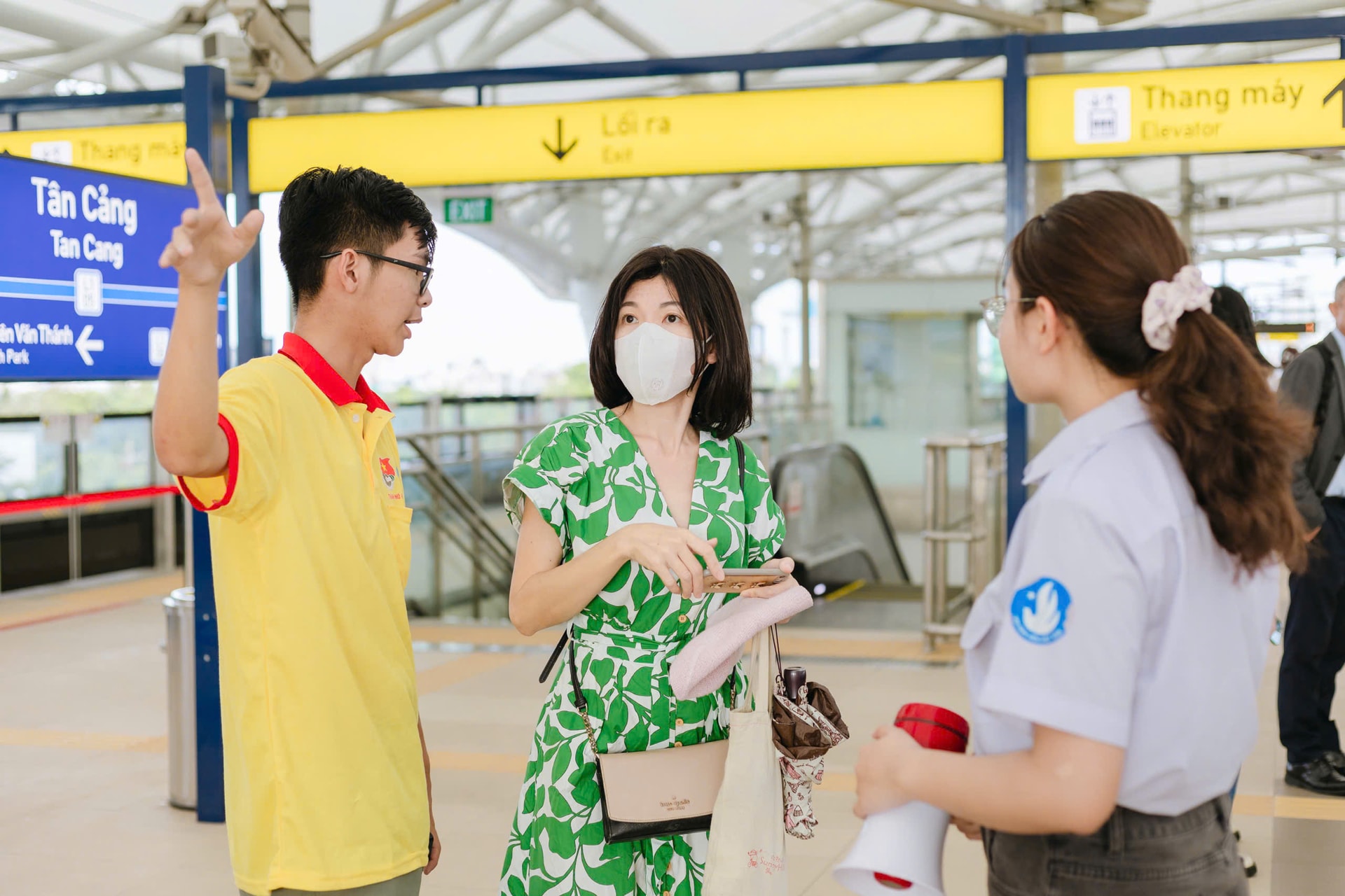 Chiến sĩ Xuân tình nguyện hỗ trợ người dân trải nghiệm tuyến Metro số 1. Ảnh: Thành Đoàn TP. HCM