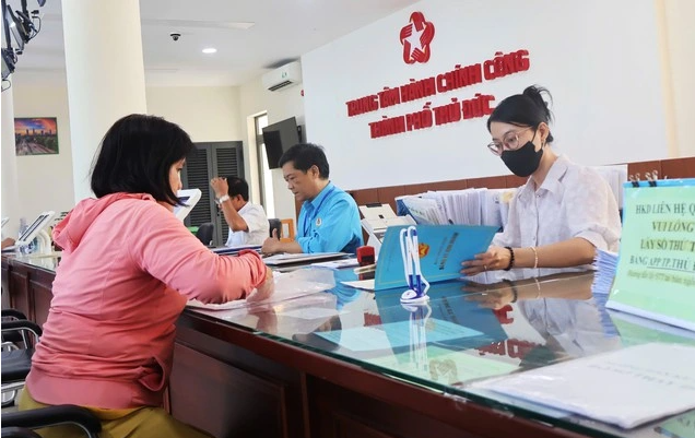 Công chức Trung tâm Hành chính công TP.Thủ Đức giải quyết hồ sơ của người dân, doanh nghiệp