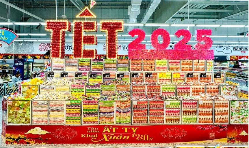 Siêu thị Go! trang trí hàng Tết Ất Tỵ 2025. Ảnh: C.R.
