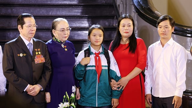 Gương mặt Việt Nam mùa 2: Kết nối và lan tỏa 1858 suất học bổng cho trẻ em Lào Cai bị ảnh hưởng bởi bão số 3