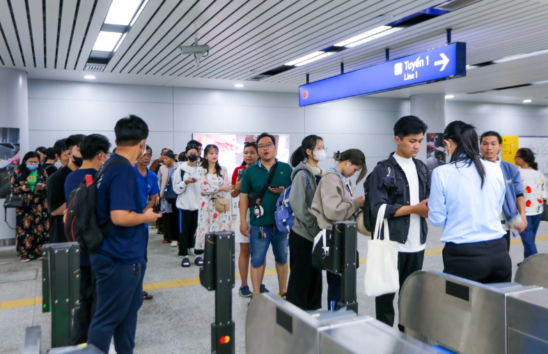 Người dân xếp hàng ở ga Bến Thành để đi metro số 1 - Ảnh: CHÂU TUẤN