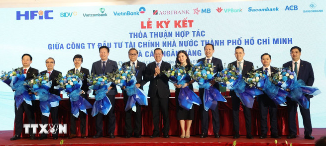 Lãnh đạo Ủy ban Nhân dân Thành phố Hồ Chí Minh cùng các ngân hàng tham gia lễ ký kết thỏa thuận hợp tác. (Ảnh: Hứa Chung/TTXVN)