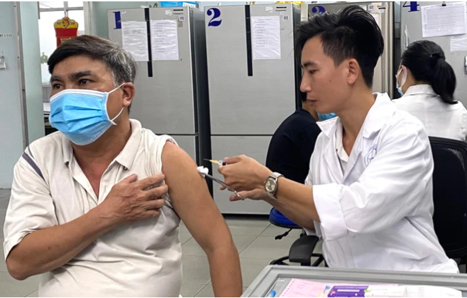 Người dân tiêm vaccine phòng bệnh tại Viện Pasteur TPHCM