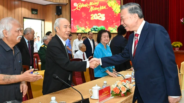 Tổng Bí thư Tô Lâm gặp mặt nguyên lãnh đạo và đại biểu trí thức, nhà khoa học, văn nghệ sĩ phía Nam