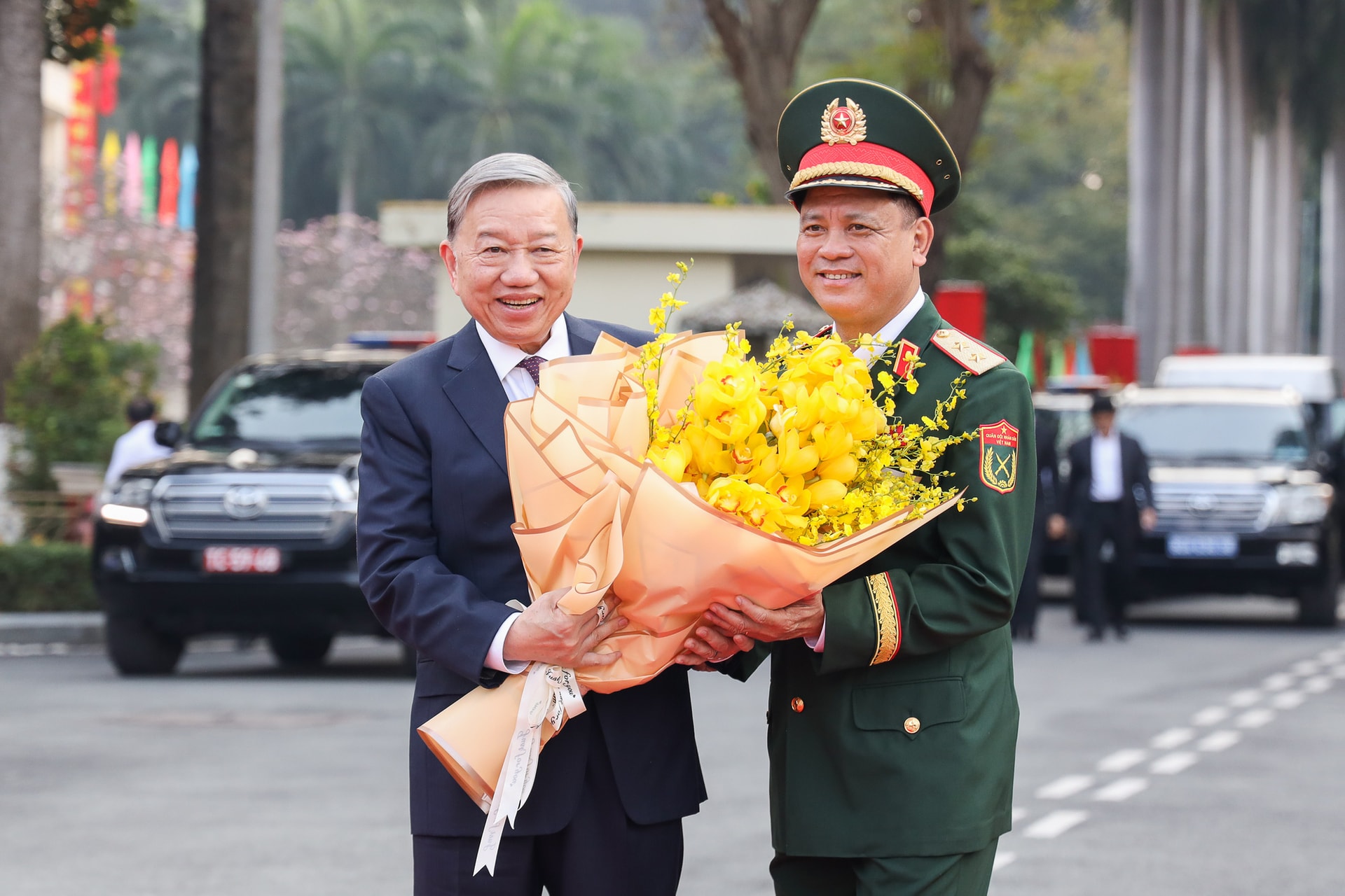 Tư lệnh Quân khu 7 Nguyễn Trường Thắng nhiệt liệt chào mừng Tổng Bí thư Tô Lâm đến thăm và làm việc tại Quân khu 7 - Ảnh: QK7  