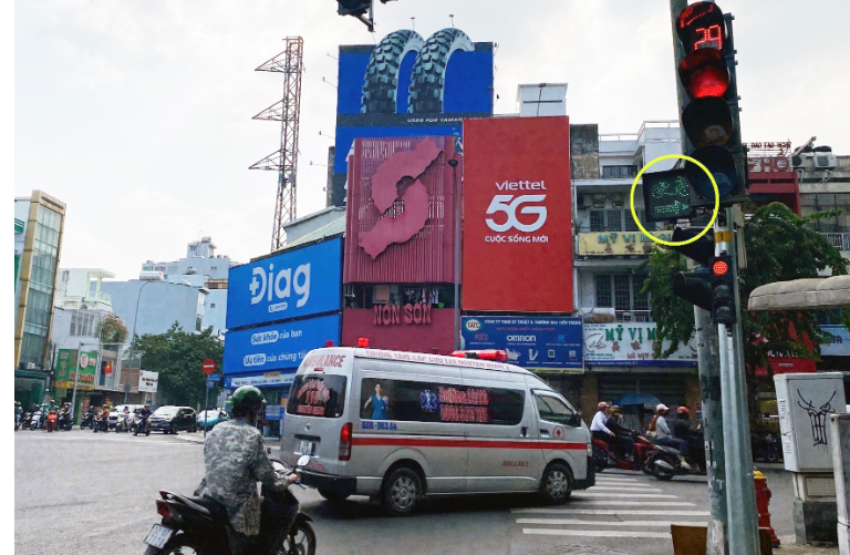 Người dân được rẽ phải khi đèn đỏ theo hướng đường Điện Biên Phủ đi Đinh Tiên Hoàng (quận 1). Ảnh: Tuấn Kiệt