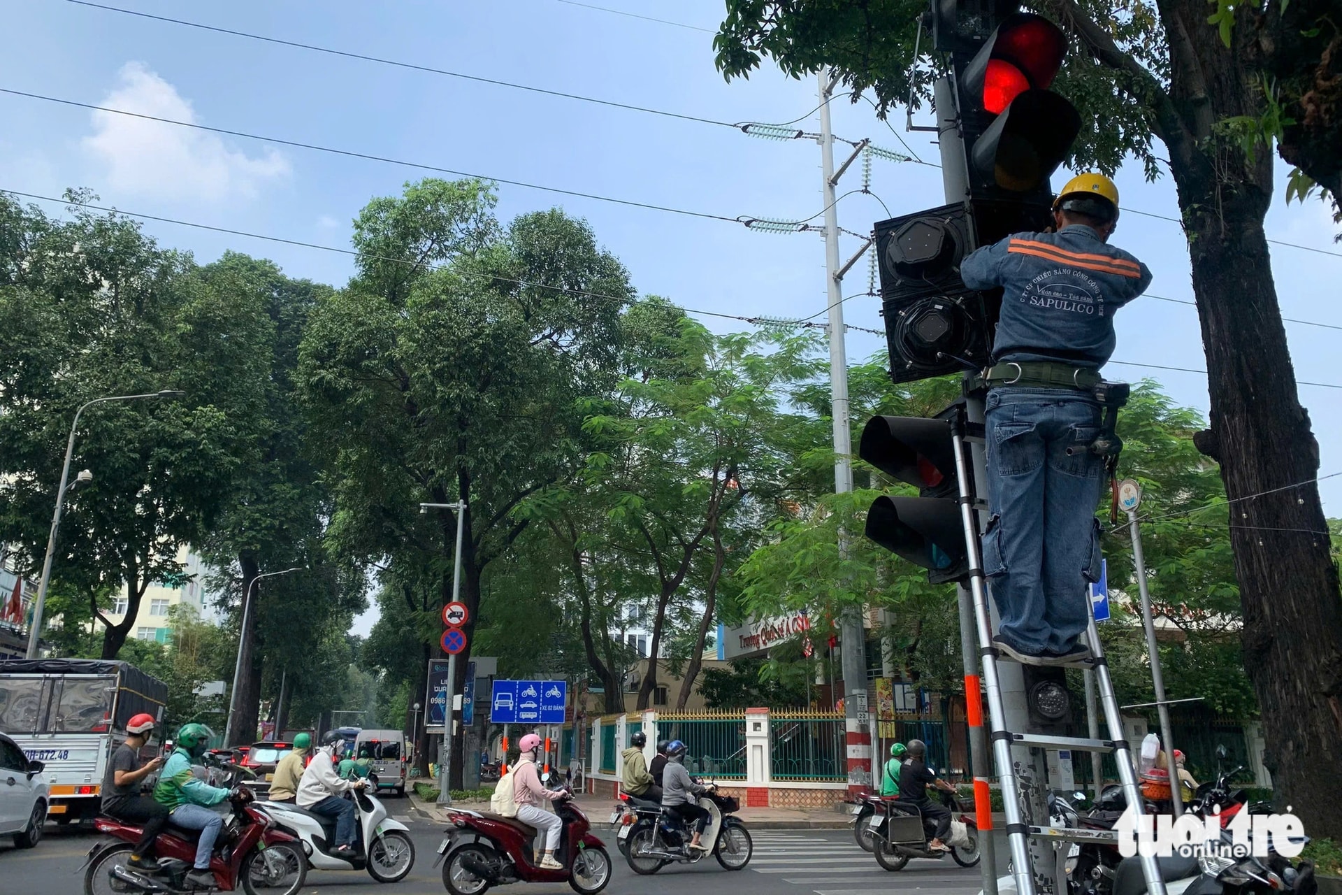 Mũi tên rẽ phải được lắp tại giao lộ Pasteur - Điện Biên Phủ - Ảnh: PHƯƠNG NHI  