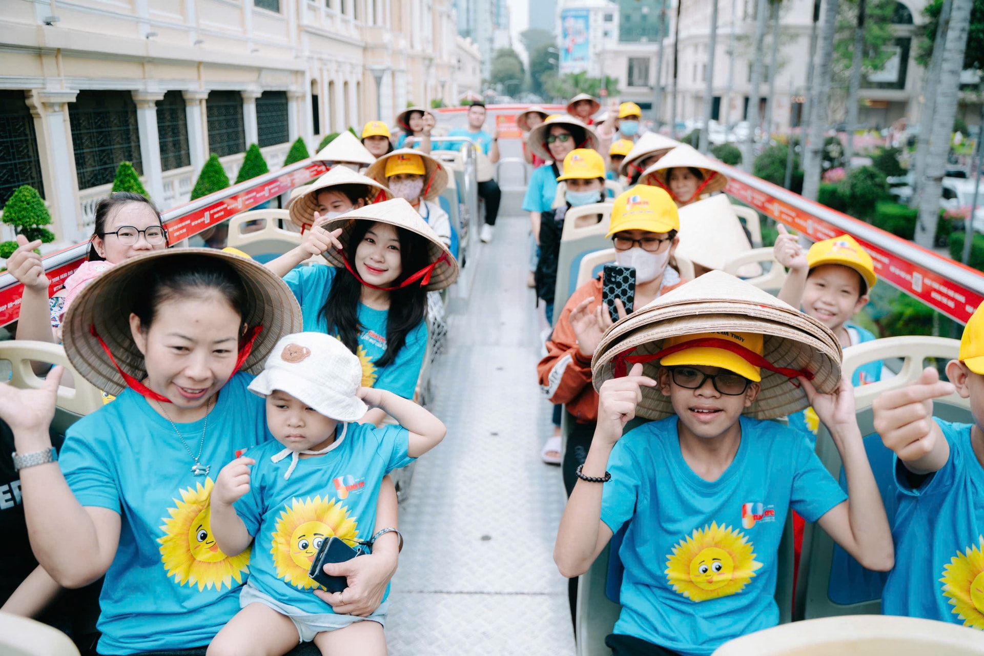 Các bạn nhỏ đang điều trị tại Bệnh viện Nhi đồng TP.HCM hào hứng tham quan thành phố trên xe buýt hai tầng - Ảnh: THANH HIỆP