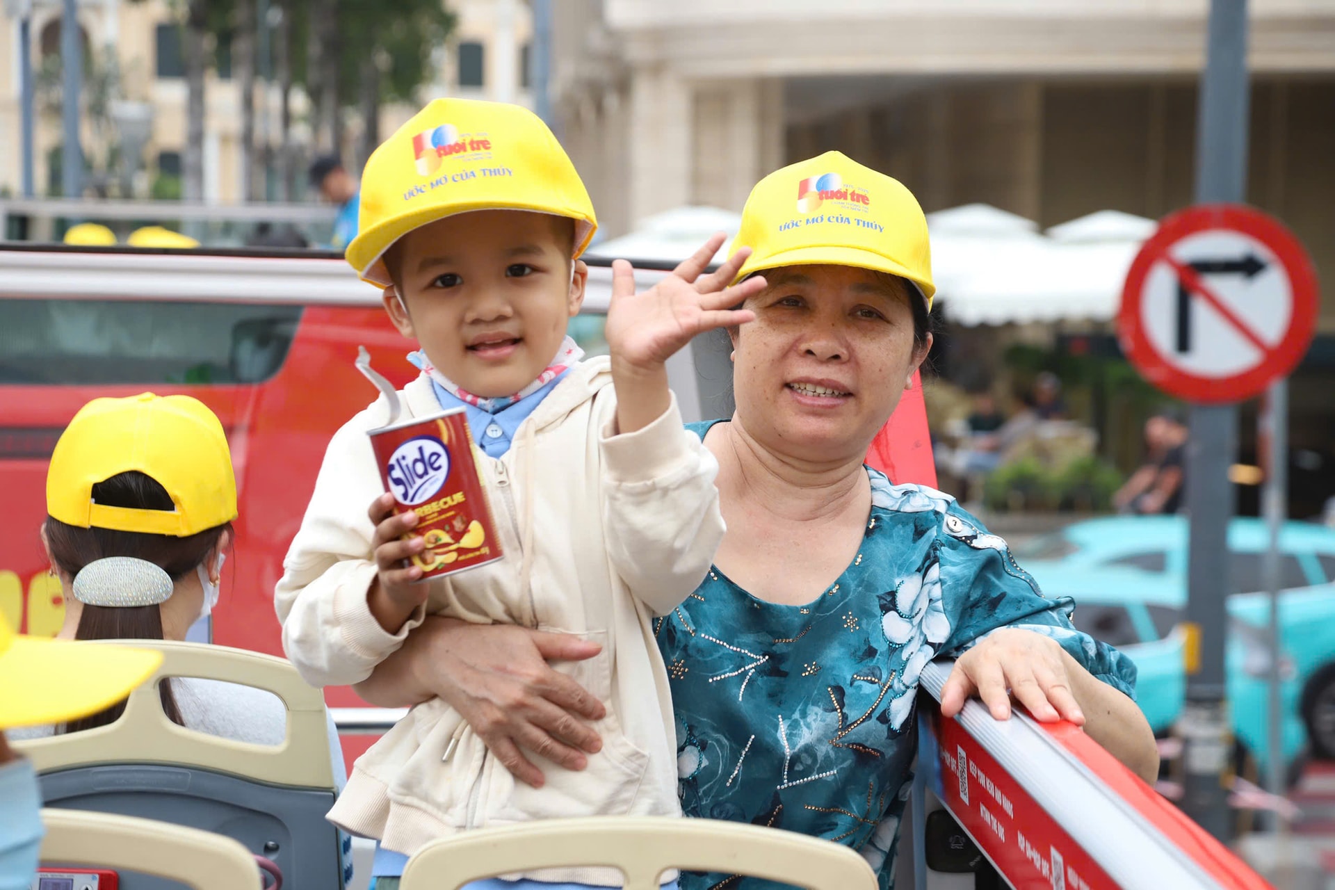 Một bệnh nhi Bệnh viện Nhi đồng 2 cùng mẹ tham quan thành phố trên xe buýt hai tầng và nhiều bạn rất thích khi lần đầu tiên được đi xe buýt ngắm thành phố từ trên cao - Ảnh: NGUYÊN KHANG