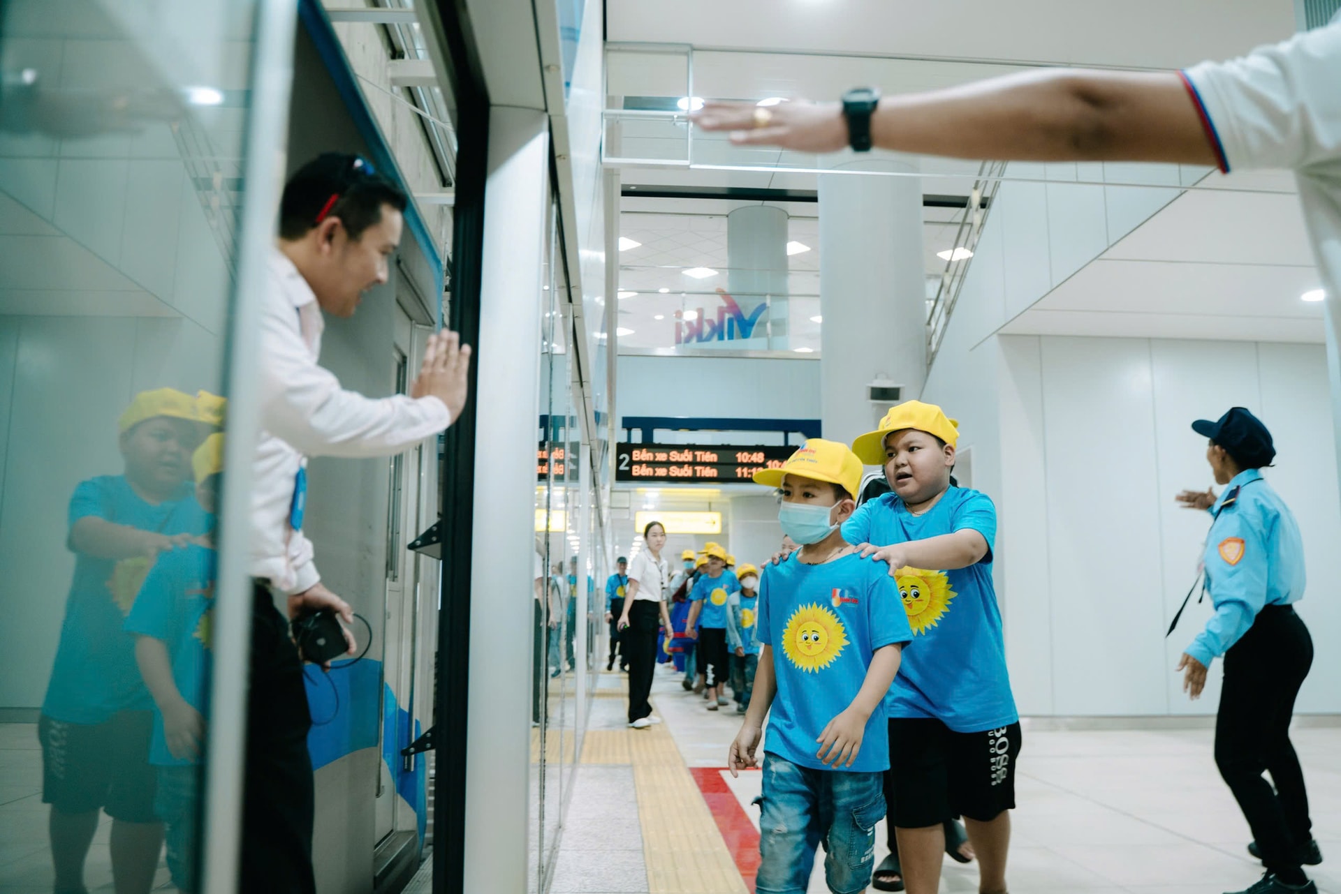 Các bạn nhỏ nối đuôi nhau vào trải nghiệm tuyến metro số 1 - Ảnh: THANH HIỆP