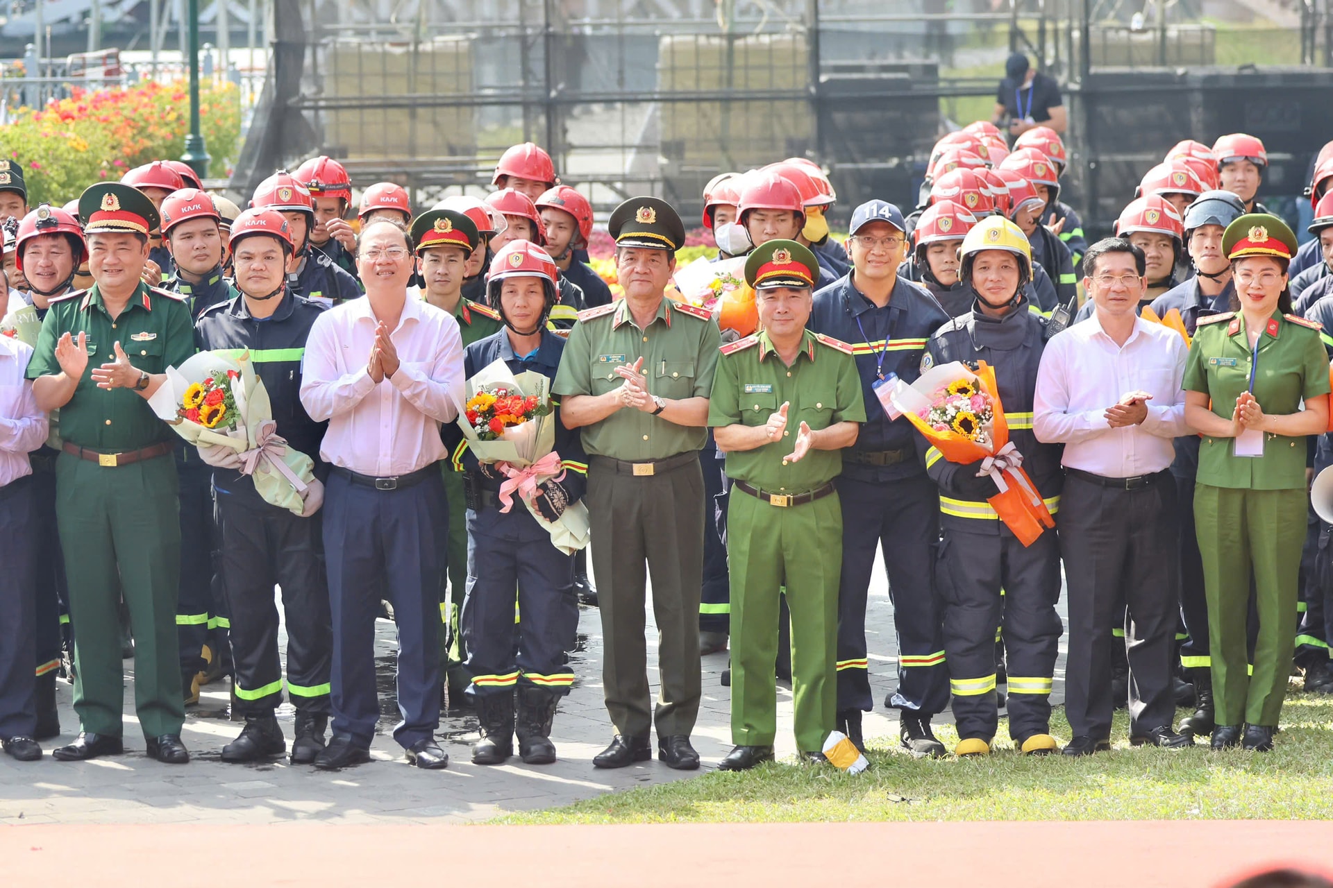 TPHCM: Diễn tập xử lý tình huống khẩn cấp cháy, nổ và cứu nạn, cứu hộ lớn nhất từ trước đến nay - Ảnh 2