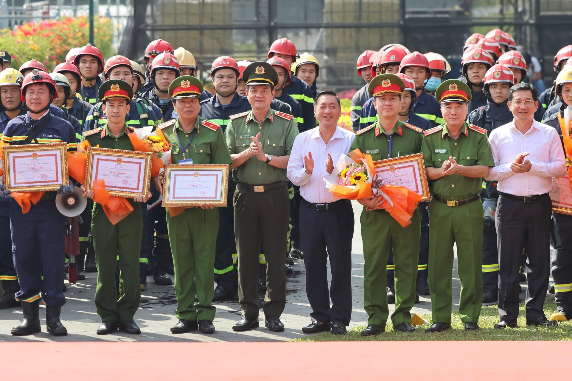 Các đồng chí lãnh đạo chúc mừng các cá nhân, đơn vị tham gia diễn tập  