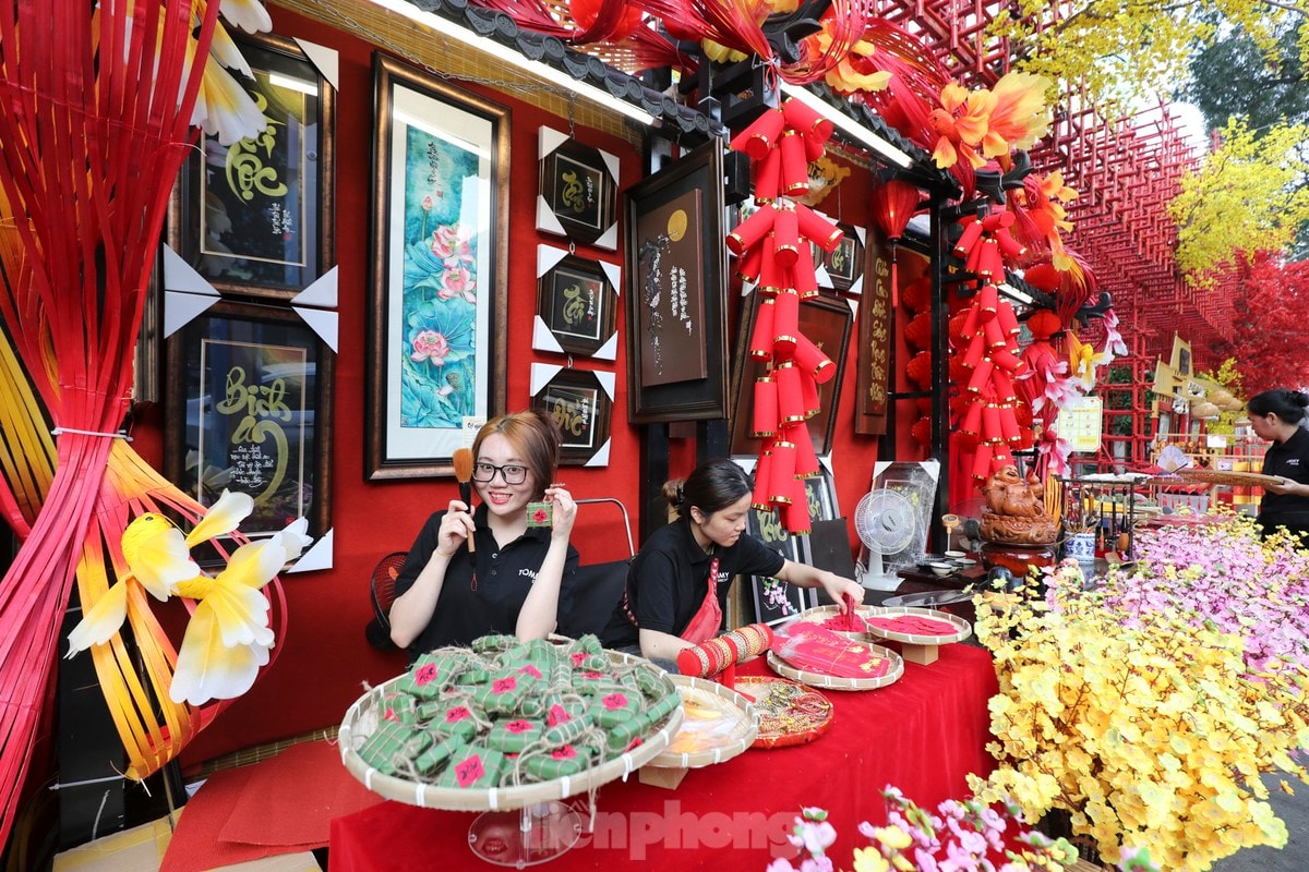 Năm nay, số lượng gian hàng của phố Ông đồ tăng thêm, trải dài từ đường Phạm Ngọc Thạch đến đường Nguyễn Thị Minh Khai.